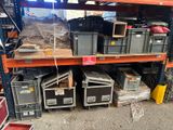 de nombreuses boîtes et caisses sur les étagères de l'entrepôt