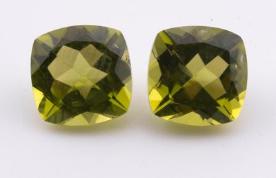deux pierres de quartz vert taillées en carré sur fond blanc