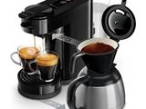 une image représentant une cafetière devant laquelle se trouvent deux tasses de café