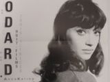 une photo en noir et blanc d'une femme aux cheveux longs