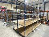 une grande pièce remplie d'étagères et de palettes
