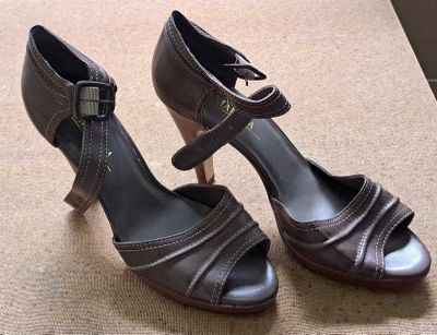 55 / Paire de chaussures à talons - SAN MARINA - Point…