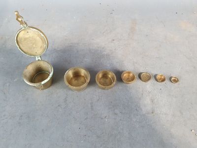 beaucoup de bagues en or éparpillées par terre