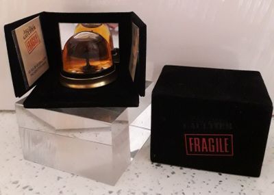 une petite boîte contenant une bouteille d'alcool