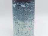 une canette de soda posée sur une table