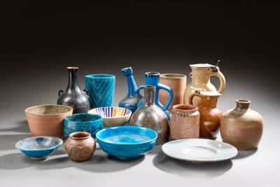 de nombreux vases et bols de différentes couleurs posés sur une table