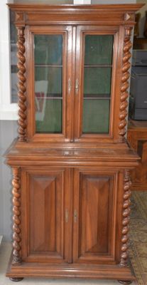 un meuble en bois surmonté d'une porte en verre