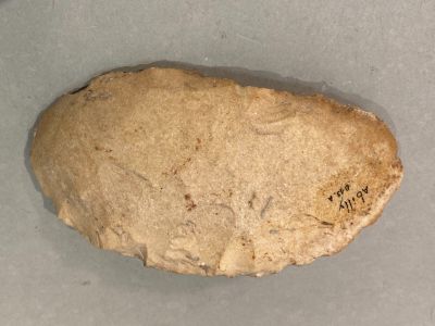 une pierre posée sur une table