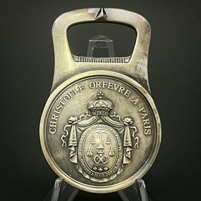 un décapsuleur sur lequel est représenté un blason