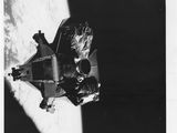une vieille photo en noir et blanc d'une station spatiale dans le ciel