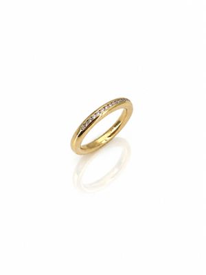 une bague en or avec des diamants sur fond blanc