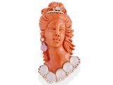 une image représentant la tête d'une femme portant un collier et des boucles d'oreilles
