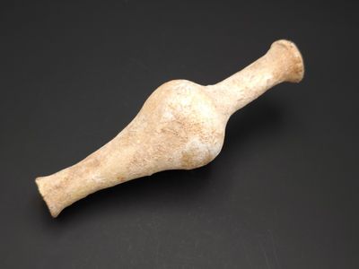 une image représentant un petit fragment de poterie sur un fond noir