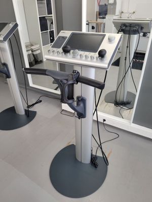deux machines installées dans une pièce