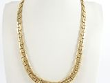 un collier à chaîne en or sur un mannequin mannequin mannequin mannequin mannequin mannequin mannequin mannequin mannequin mannequin