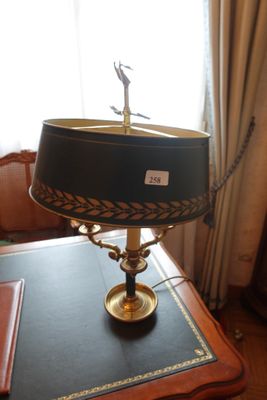 une lampe posée sur une table près d'une fenêtre