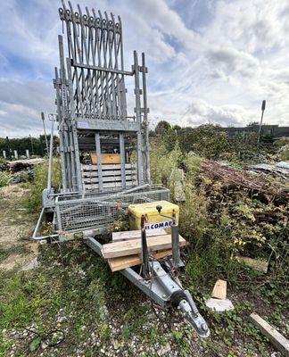 un camion chargé d'un tas de bois