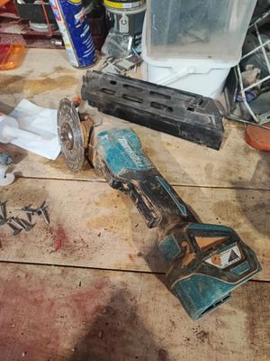un grand nombre d'outils posés sur une table