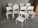 beaucoup de chaises blanches qui se trouvent dans une pièce