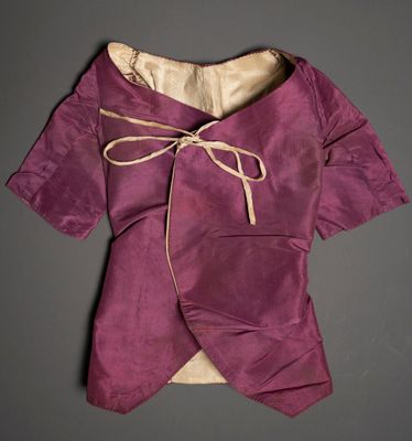 une photo d'une veste violette avec une cravate autour du cou