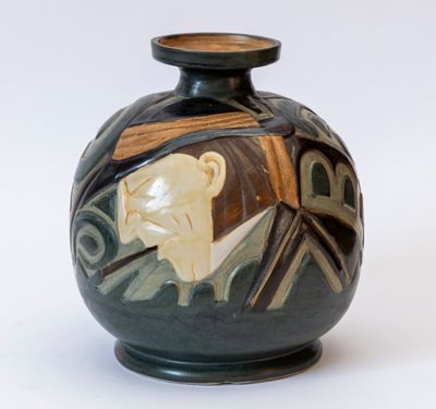 un vase noir sur lequel est représenté un homme