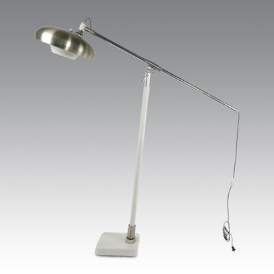 une image représentant une lampe posée sur un pied et munie d'un cordon