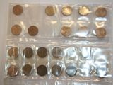 beaucoup de pièces de monnaie dans un sac en plastique posé sur la table