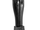 sculpture noire représentant le torse d'une femme, posée sur un socle en marbre