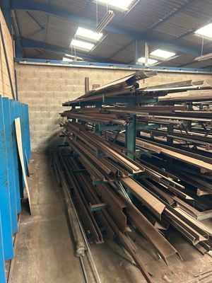 de nombreuses pièces de bois empilées les unes sur les autres dans un entrepôt