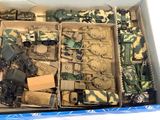 une boîte remplie de véhicules militaires miniatures et de véhicules de guerre