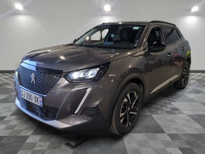 un 4x4 gris garé dans une pièce au sol en damier