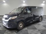 la photo d'une camionnette noire garée sur un sol en damier