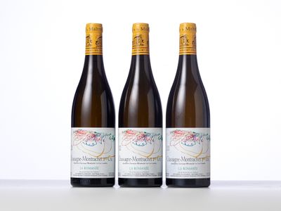 trois bouteilles de vin posées sur une table