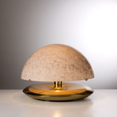 une lampe posée sur une table