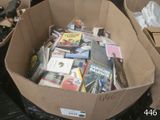 une boîte en carton remplie de livres sur le sol