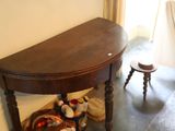 une table en bois surmontée d'une étagère, dans une salle de bains