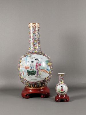 deux vases posés l'un à côté de l'autre sur une table