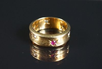 une bague en or sertie d'un rubis