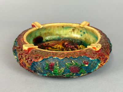 CENDRIER circulaire en résine à décor polychrome de personna…
