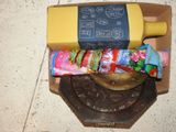 une boîte de bonbons et une bouteille de bière par terre