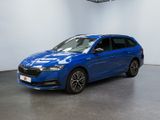 une voiture bleue garée dans une grande pièce aux murs blancs