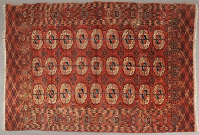 un tapis rouge et noir à motifs