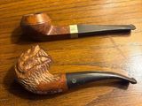 une pipe et un porte-pipe posés sur une table en bois