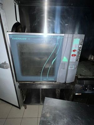 une image d'un four commercial dans une cuisine commerciale