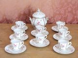 beaucoup de tasses et de soucoupes sur la table