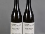 deux bouteilles de vin posées sur une table l'une à côté de l'autre