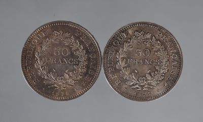 deux pièces d'argent, l'une ornée d'une couronne et l'autre d'une couronne de fleurs