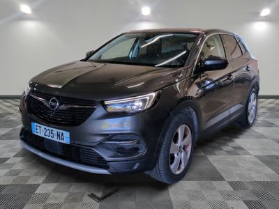Le nouveau SUV Opel est garé dans le showroom.