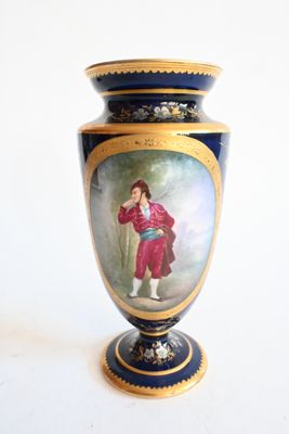 un vase bleu sur lequel est représenté un homme