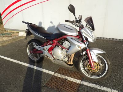 une moto garée sur un parking à côté d'un immeuble